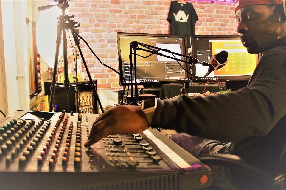 DJ 7Duece at the decks